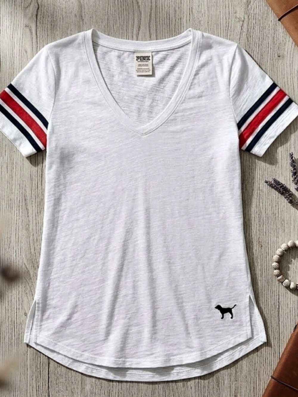 PINK Short Sleeve V-Neck Tee in White Size Small Like New